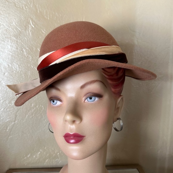ELEGANT VINTAGE LIGHT BEIGE FELT FEDORA WITH MULTICOLORED RIBBON BAND main image 5